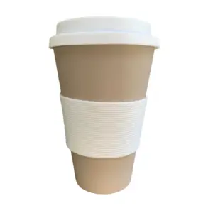 Mug de fibra de bambú color beige con tapa blanca y banda protectora acanalada blanca.