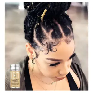 Mujer con trenzas en moño y bordes definidos usando KT Wax Stick, cera de peinado para controlar el encrespamiento con acabado natural.