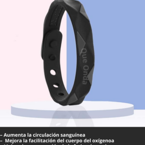 Pulsera antiestática de silicona negra con diseño geométrico facetado, sobre base blanca, que ayuda a mejorar la circulación y la recuperación muscular.