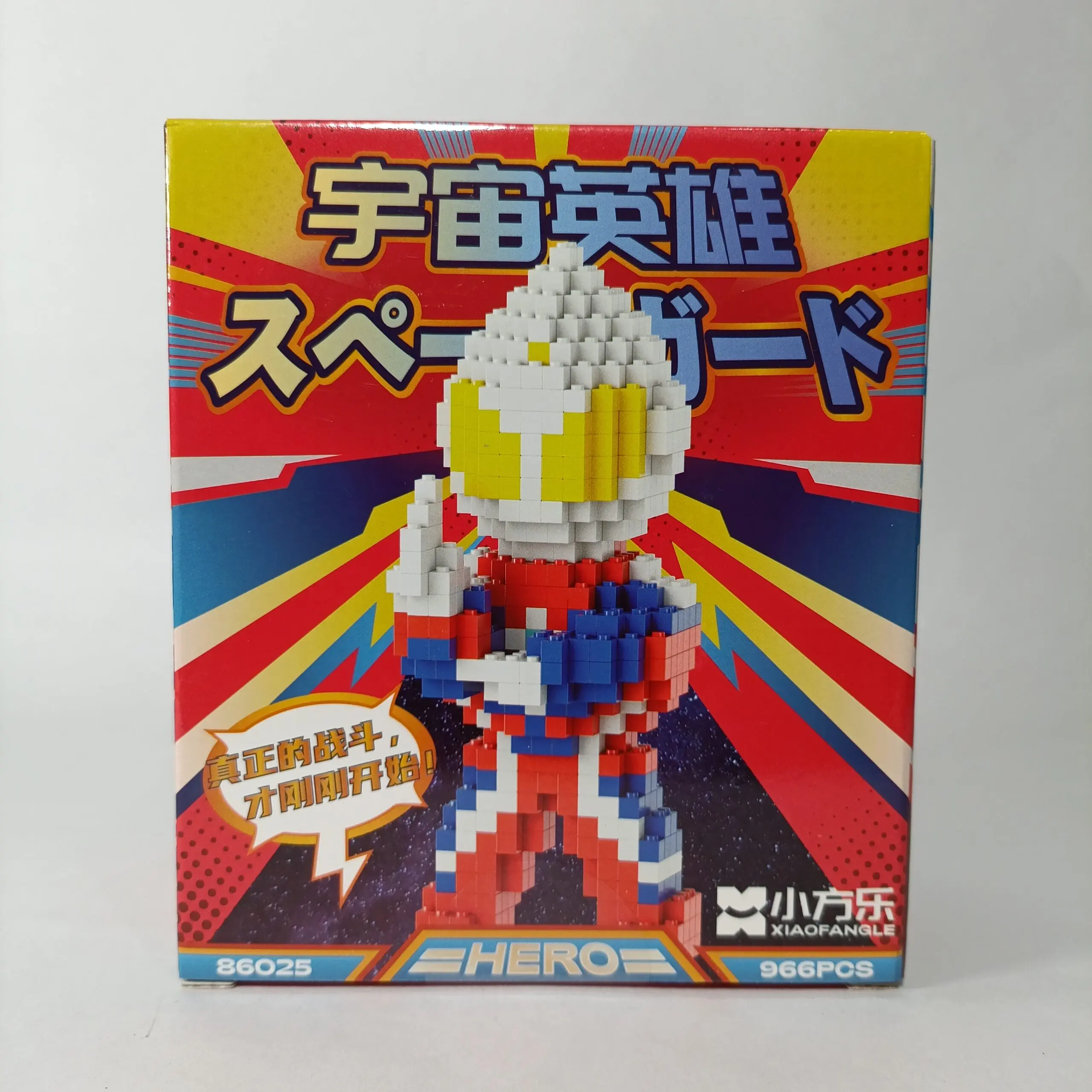 Caja de set de construcción de 966 piezas con figura de robot pixelado en rojo, azul, blanco y amarillo con diseño retro de temática espacial y gamer