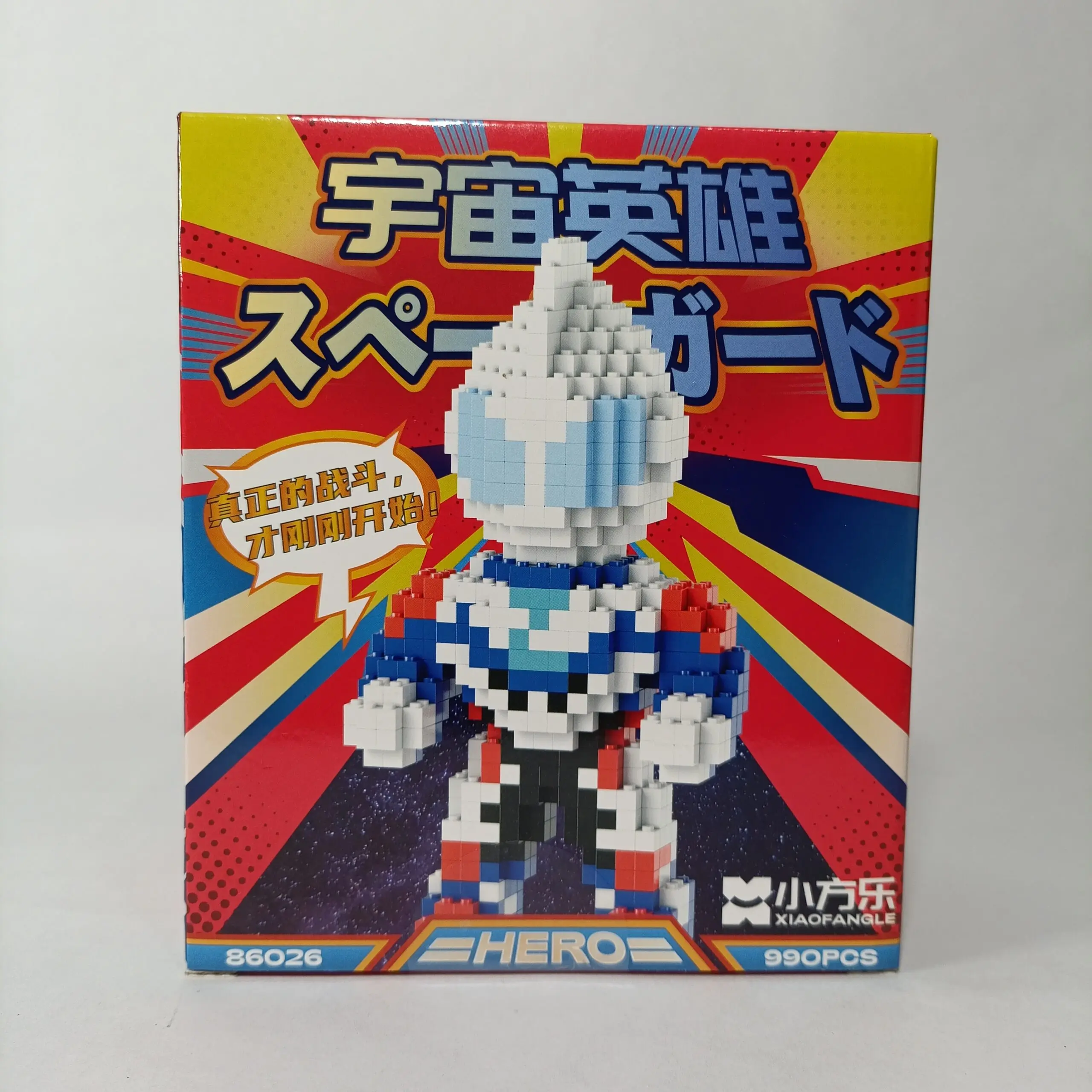 Caja cuadrada de bloques miniatura para armar una figura estilo héroe cósmico de colores azul, blanco y rojo, con 990 piezas.