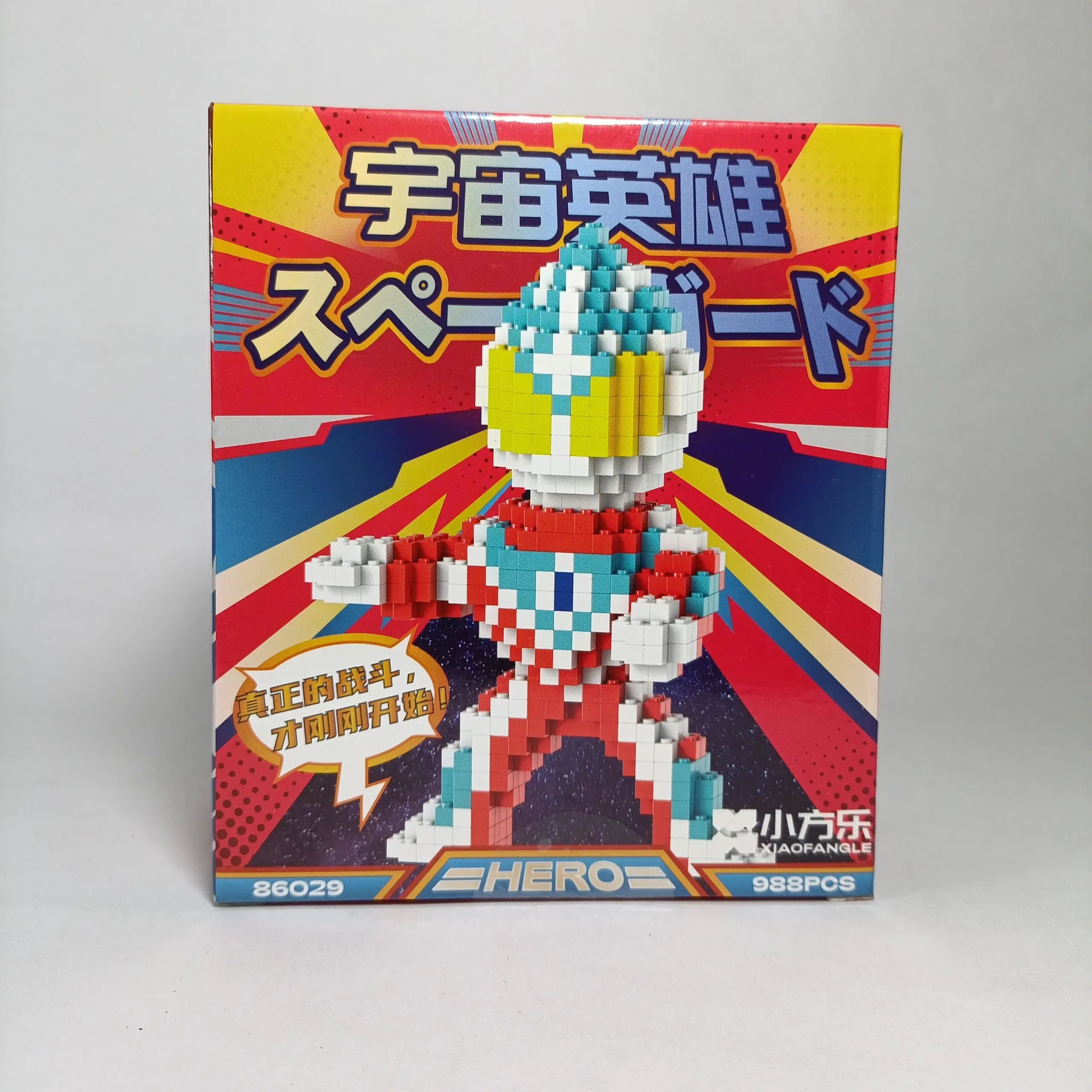 Caja cuadrada de bloques de construcción con figura de héroe espacial estilo pixelado de 988 piezas, modelo 86029 en tonos rojo, azul y blanco.