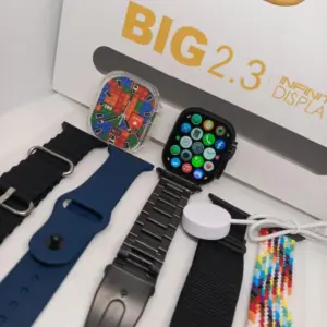 Smartwatch negro con pantalla de aplicaciones, estuche protector y 5 correas intercambiables en caja de exhibición.