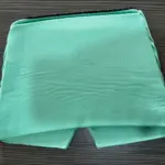 Gorro verde para migraña de gel con terapia de frío, superficie de tela suave y diseño ergonómico para descanso.
