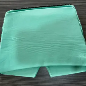 Gorro verde para migraña de gel con terapia de frío, superficie de tela suave y diseño ergonómico para descanso.