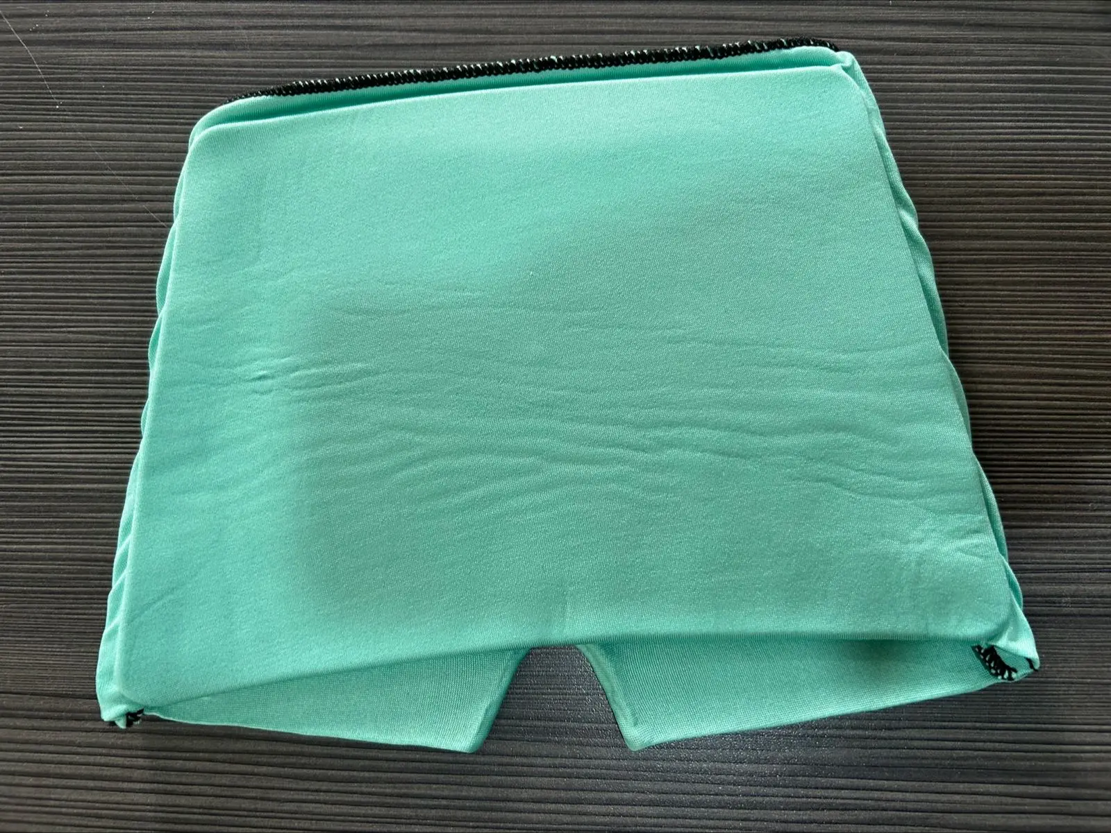 Gorro verde para migraña de gel con terapia de frío, superficie de tela suave y diseño ergonómico para descanso.