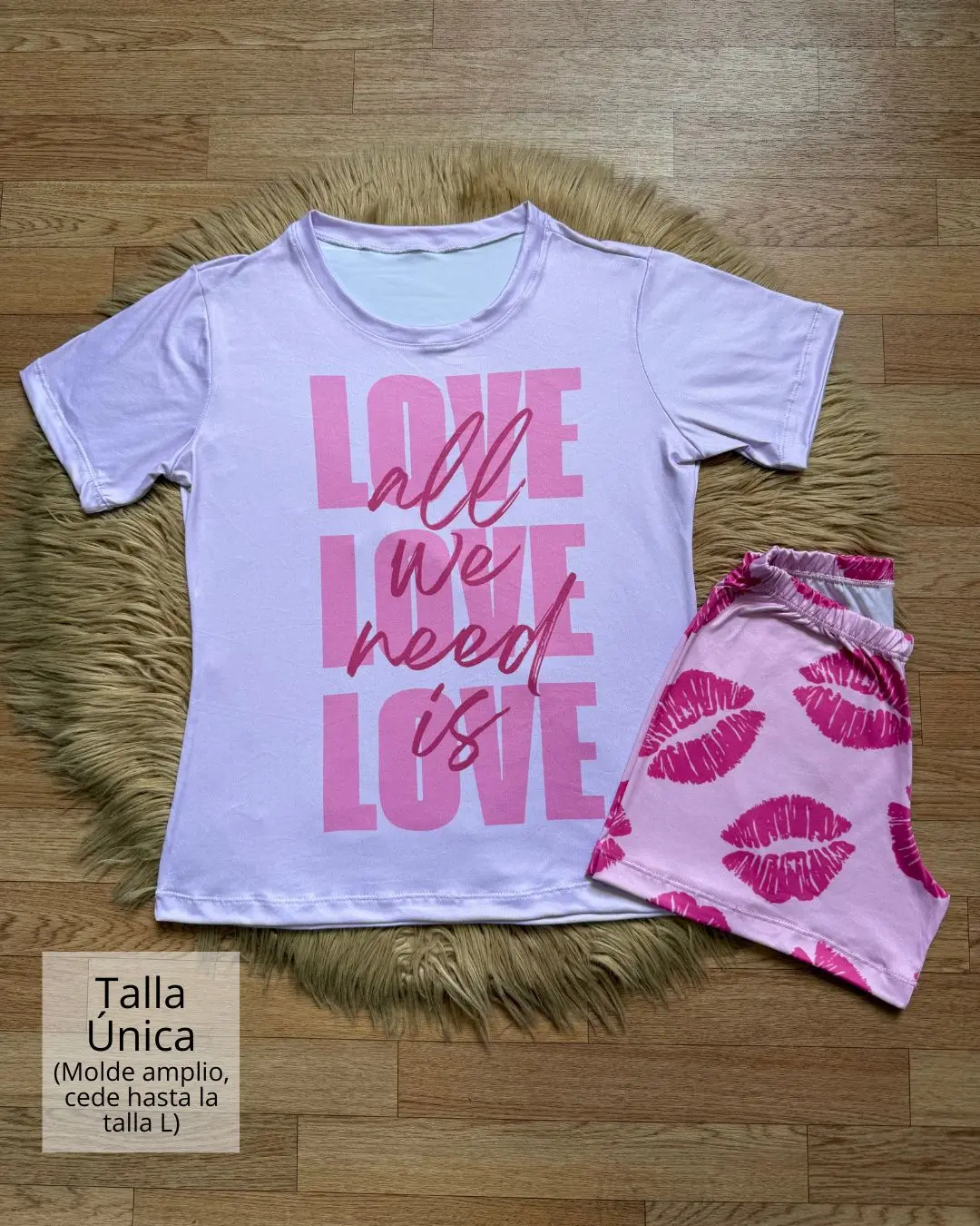 Conjunto de pijama rosa de tacto suave con camiseta de mensaje "Love all we need is love" y shorts con labios. Talla única con ajuste hasta talla L.