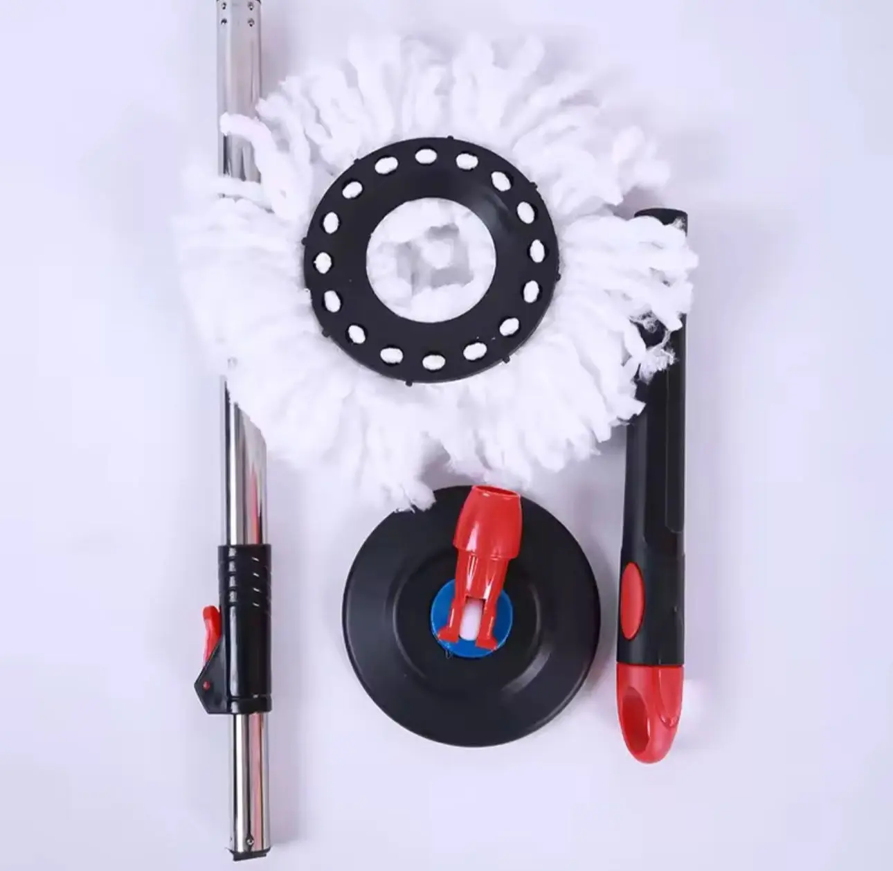 Despiece de trapero mágico: mango metálico articulado, cabezal negro con mopas blancas de microfibra y base de plástico con conector rojo.