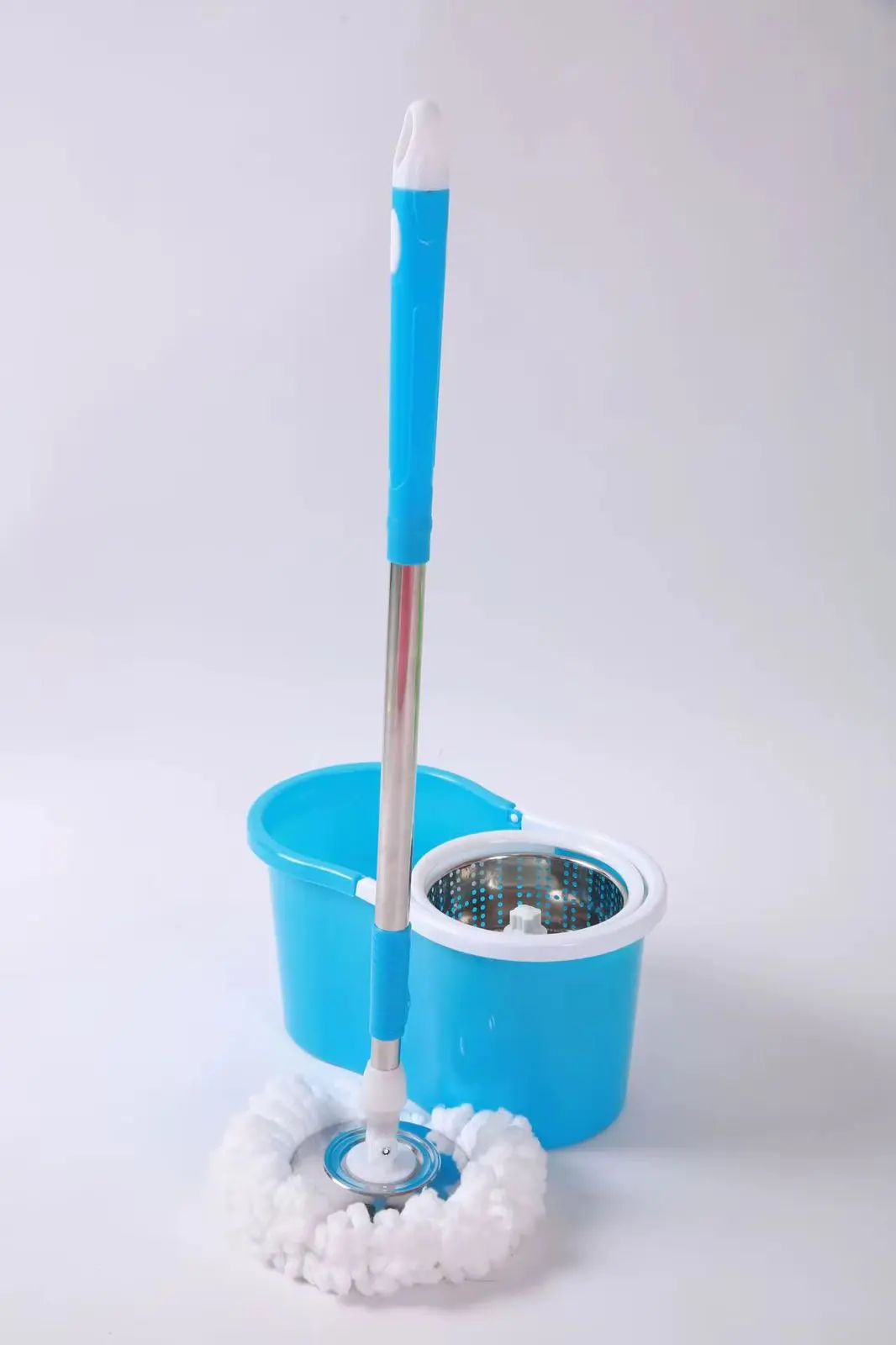Mopa giratoria con cabo azul y blanco, balde de plástico celeste con centrífuga metálica y cabezal de microfibra blanca sobre fondo claro