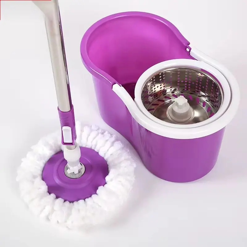 Trapero mágico morado con cabezal giratorio de microfibra blanca y cubo escurridor metálico.