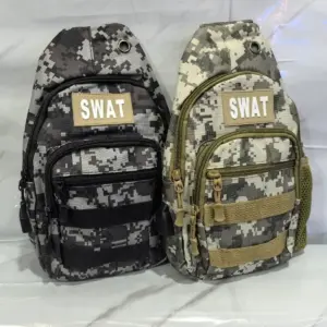 Dos bolsos pecheros camuflados digitales con parche SWAT, en versiones oscura y clara, con múltiples compartimentos y cierres frontales.