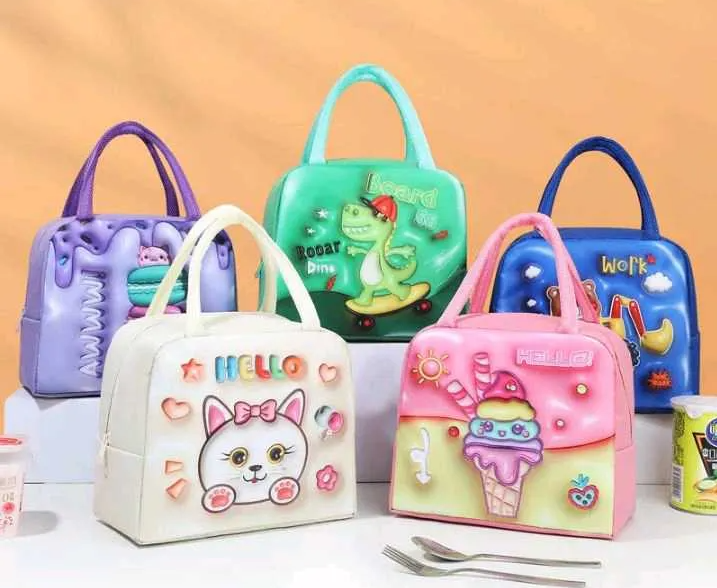 Cinco loncheras térmicas infantiles de colores variados con relieve 3D en la parte frontal, incluyendo diseños de gato, dinosaurio y helado.