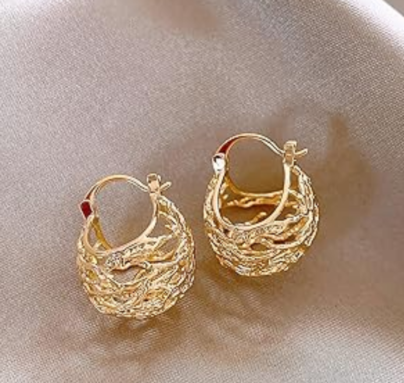 Par de aretes tipo argolla dorados con textura entrelazada y diseño tipo nido, sobre fondo de tela satinada gris.