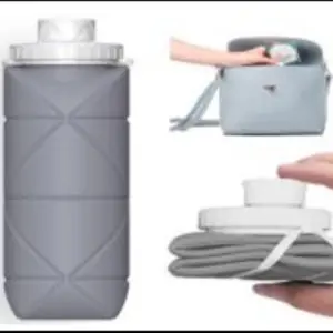 Botella plegable de silicona gris expandida y colapsada, compacta para guardar fácilmente en bolsos y mochilas de viaje.
