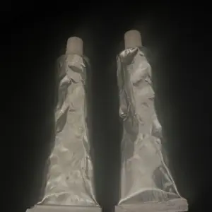 Dos tubos metálicos de silicona industrial para motor, con acabado plateado arrugado, tapones beige y sellado inferior, ideales para sellar fugas.