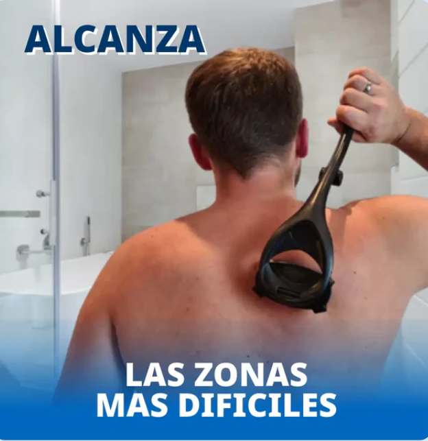 Hombre usando afeitadora corporal ergonómica negra de mango largo para rasurar el vello de la espalda en el baño.