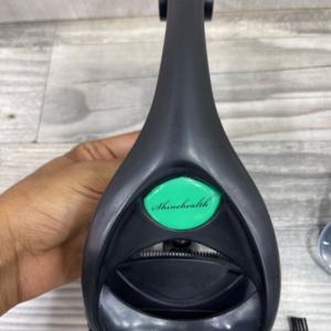 Afeitadora corporal ergonómica negra para espalda con mango largo y placa verde con texto Shinehealth en primer plano