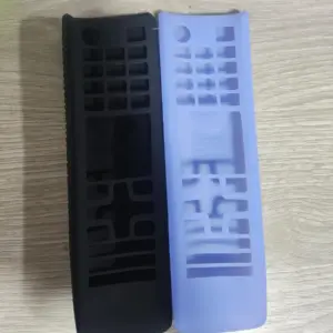 Set de dos fundas protectoras de silicona para control remoto Samsung, en colores negro y lila, dispuestas verticalmente sobre superficie clara.