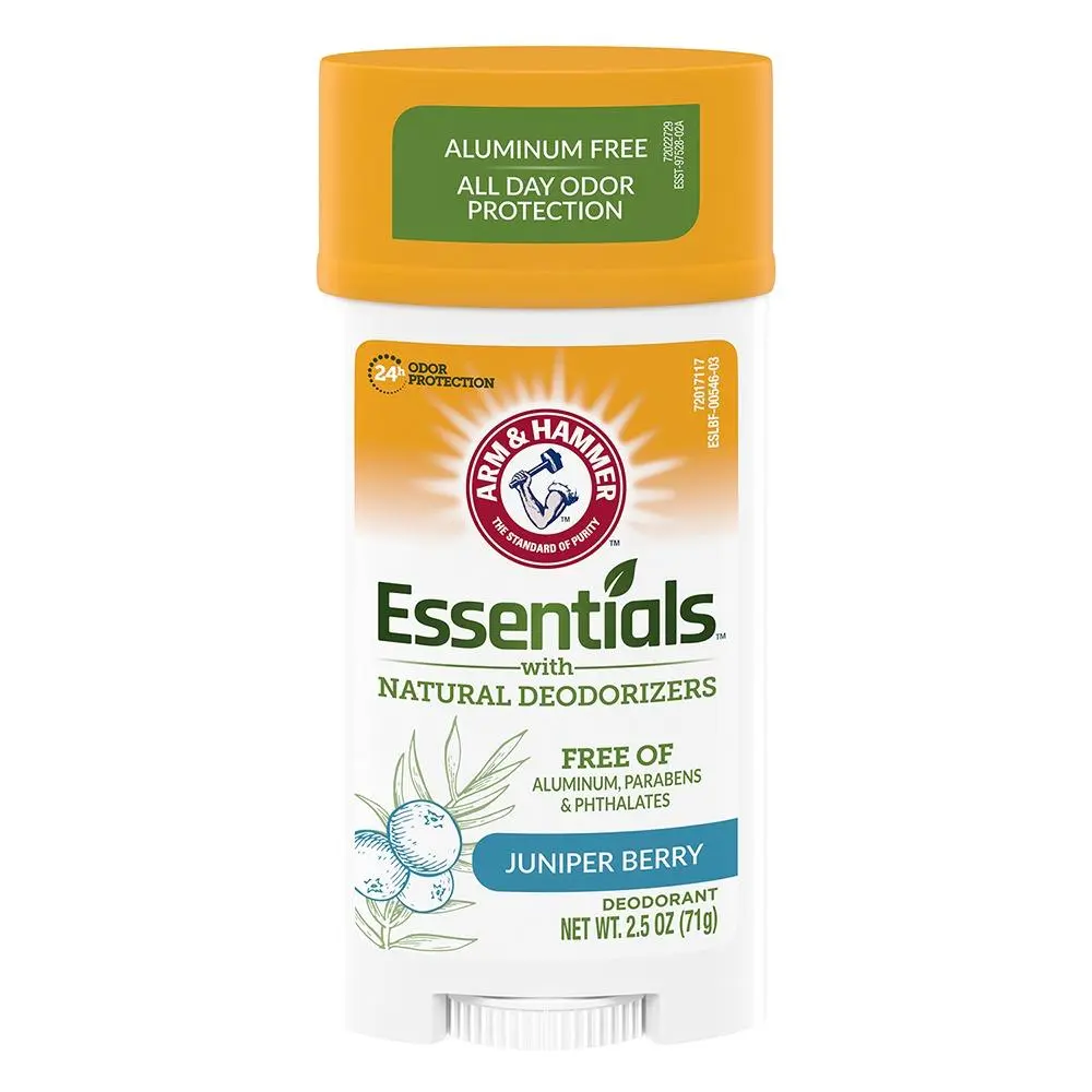 Desodorante en barra Arm & Hammer Essentials Juniper Berry de 2.5 oz, envase blanco con tapa naranja y etiqueta verde que indica protección contra el mal olor.