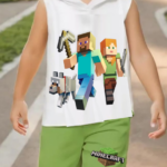 Conjunto Minecraft para niño con camiseta blanca sin mangas con capota y estampado de personajes, bermuda verde y calzado blanco en exterior.