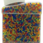 Tarro cuadrado con tapa blanca lleno de municiones de hidrogel multicolor, ideales para recarga constante en lanzadores de impacto y juegos tácticos.