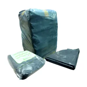 Set de tres bolsas para almácigo flexibles de color negro, incluye un paquete grande sellado, un rollo envuelto con etiqueta verde y una unidad desplegada.