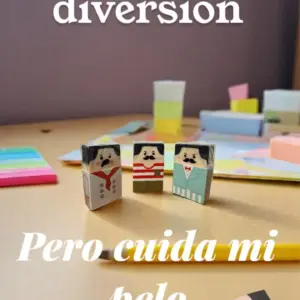Set de borradores de goma con diseños de personajes y textos en español, sobre una superficie de madera con lápiz y notas de colores.