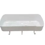 Organizador multiusos blanco de plástico con base de rejilla para drenaje y tres ganchos inferiores integrados, ideal para baño o cocina.