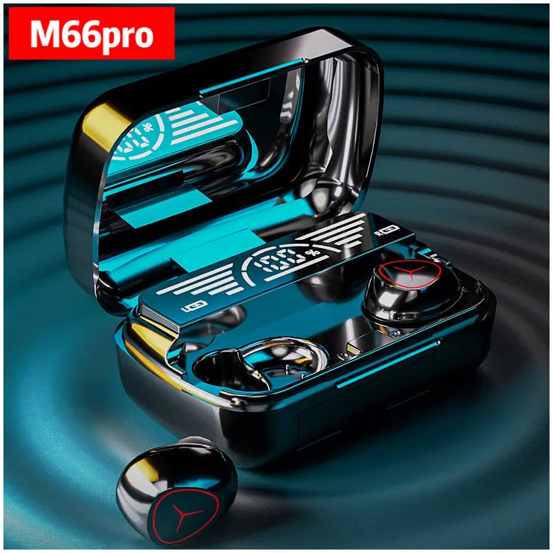 Audífonos inalámbricos M66Pro negros con estuche brillante tipo espejo, pantalla digital LED central y un auricular fuera del estuche.