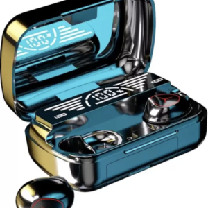Audífonos inalámbricos in-ear M66Pro azul brillante y estuche metálico con pantalla LED digital reflectiva y un auricular afuera.