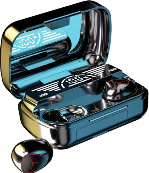 Audífonos inalámbricos in-ear M66Pro azul brillante y estuche metálico con pantalla LED digital reflectiva y un auricular afuera.