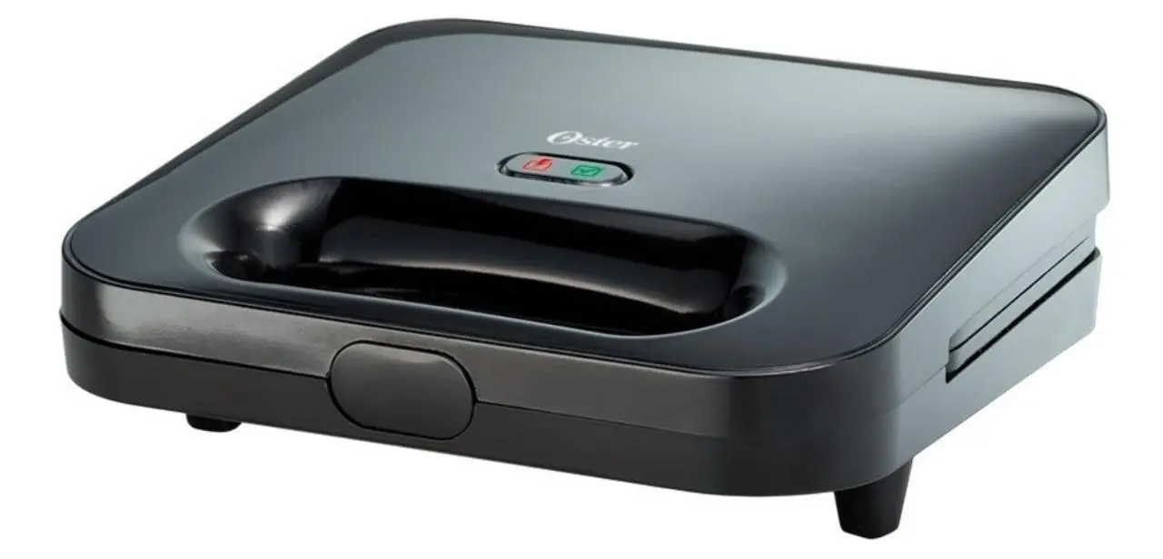 Sanduchera Oster negra de 2 puestos con placas antiadherentes, diseño compacto, acabado brillante y luces indicadoras de funcionamiento en la tapa.