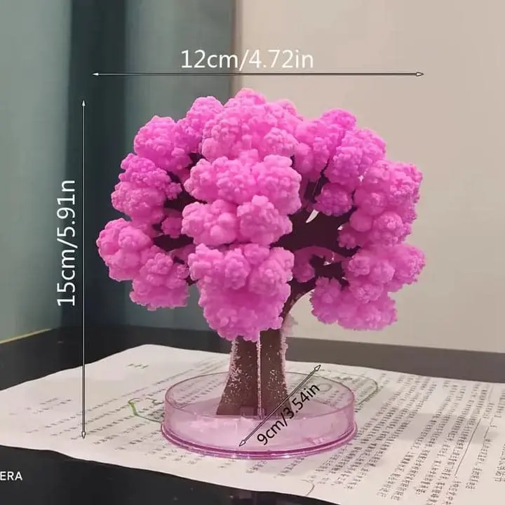 Árbol Sakura de cristales rosa vibrante con tronco marrón y base de 9 cm. Mide 15 cm de alto y 12 cm de ancho.
