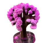 Kit de cultivo de árbol mágico Sakura con cristales rosados en floración, tallo marrón y base plástica transparente circular.