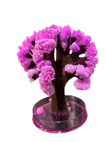 Kit de cultivo de árbol mágico Sakura con cristales rosados en floración, tallo marrón y base plástica transparente circular.