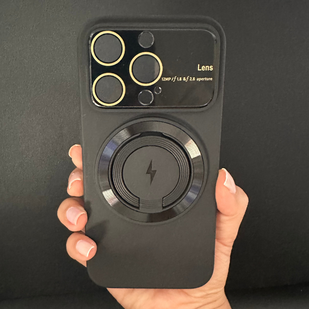 Funda negra mate para teléfono con módulo de cámaras cubierto y anillo magnético de carga incorporado, sostenida en una mano.