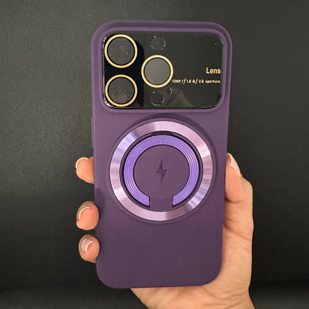 Funda MagSafe morada mate con protector de lentes incorporado, anillo metálico magnético y soporte para carga inalámbrica en mano.