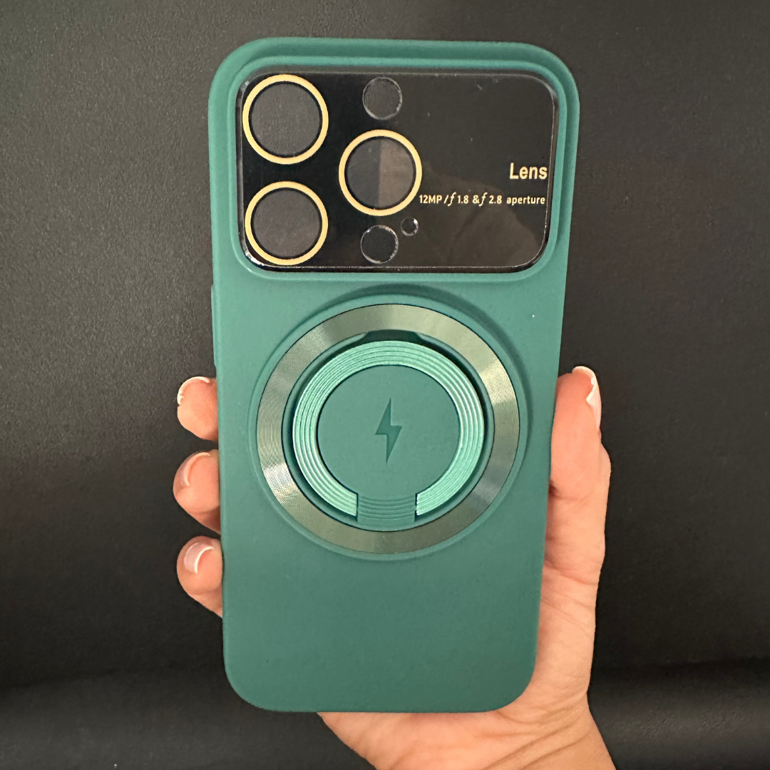Funda verde oscuro MagSafe con soporte integrado y protector de lentes para teléfono sostenida en mano.