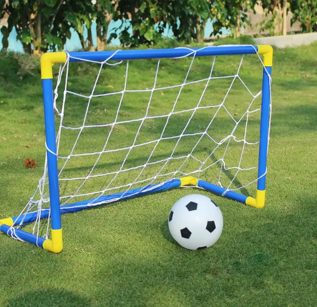 Miniportería de fútbol infantil azul y amarilla con red blanca, incluye un balón de fútbol clásico, ideal para juegos en jardín o espacios interiores.