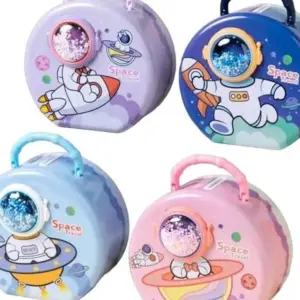 Cuatro alcancías circulares infantiles con diseños de astronautas y cohetes en colores morado, azul, celeste y rosa, con visor y asa superior.