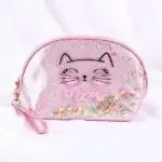 Cosmetiquera rosa transparente para maquillaje con purpurina, lentejuelas y diseño de gato negro. Incluye correa de mano y cierre dorado.