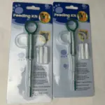 Set de dos jeringas dosificadoras plásticas verdes para alimentación animal con émbolo de anillo y dos boquillas de silicona en su empaque.