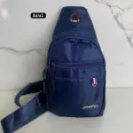 Bolso cruzado Jignpin azul de lona con bolsillo frontal con cremallera, detalle de etiqueta tricolor y correa ajustable.