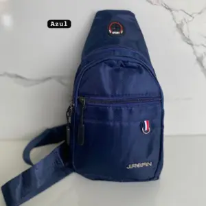 Bolso cruzado Jignpin azul de lona con bolsillo frontal con cremallera, detalle de etiqueta tricolor y correa ajustable.