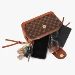 Bolso manos libres cruzado con textura grabada - Organiza tus esenciales diarios con total comodidad