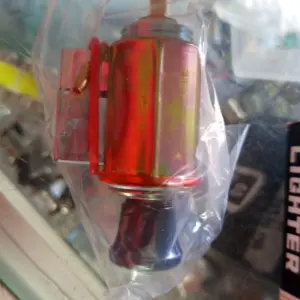 Direccional LED tipo misil para camión con cuerpo rojo metálico y base cromada, presentada en empaque plástico transparente.