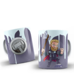 Taza de cerámica con diseño de Thor: vista lateral con emblema de Mjolnir y vista frontal con personaje tipo caricatura sobre fondo de hielo azul.