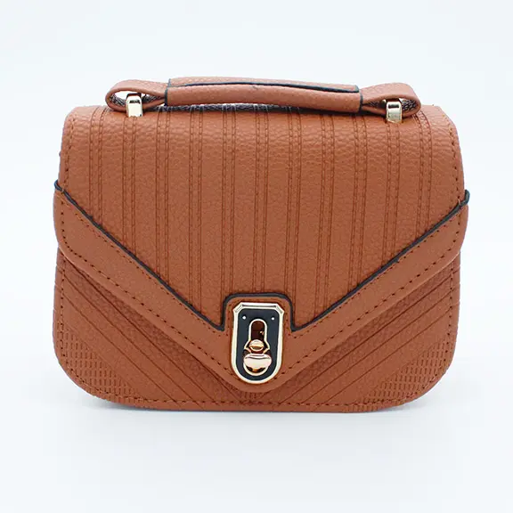 Bolso bandolera sintético marrón caramelo, con textura grabada, solapa frontal en V, asa superior corta y cierre metálico dorado.