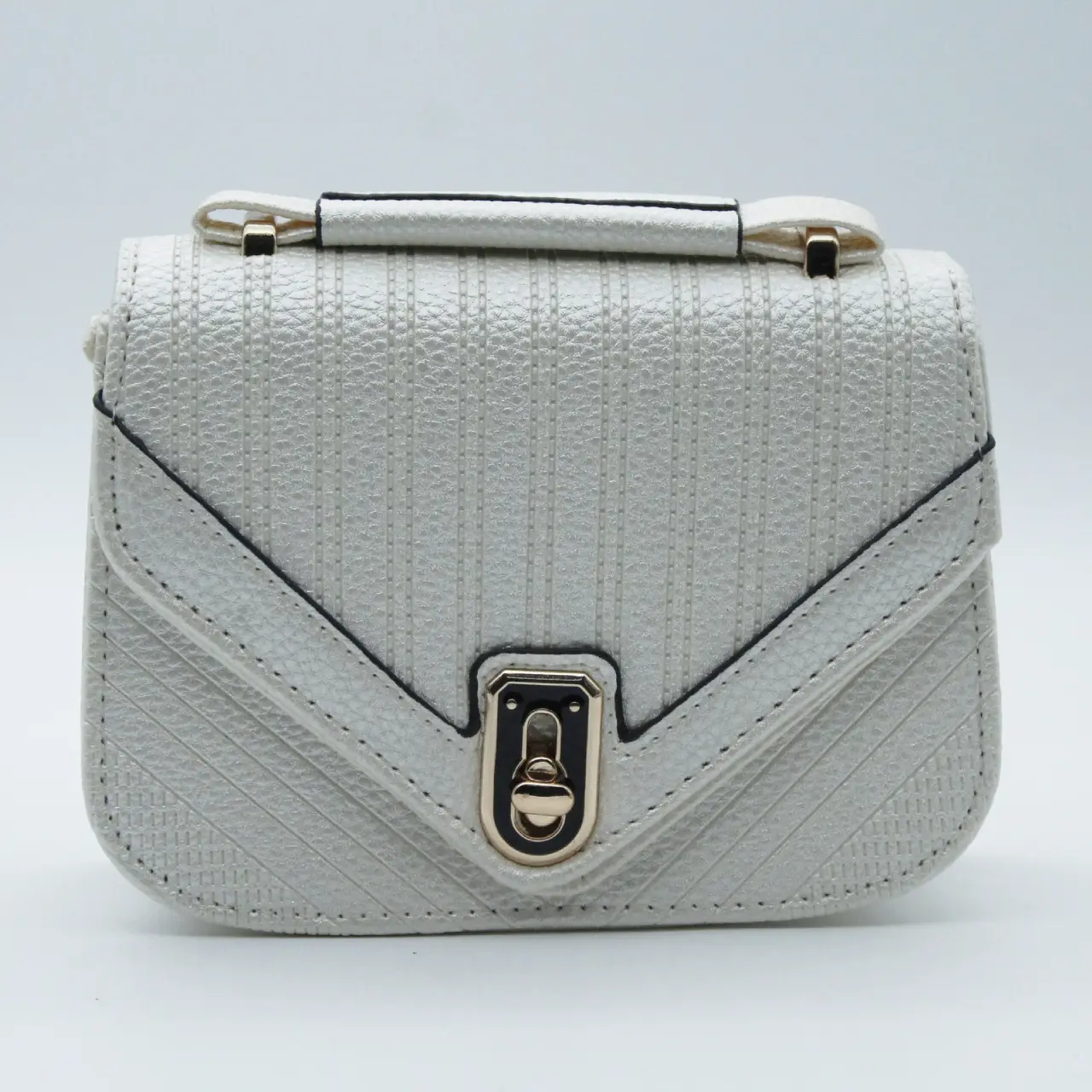 Bolso bandolera sintético color marfil con solapa en V, textura a rayas verticales, asa superior y cierre metálico dorado.