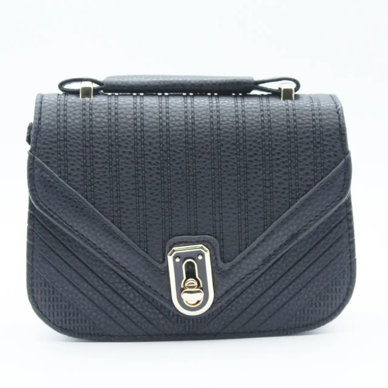 Bolso bandolera de mano color negro con textura granulada, solapa frontal en V, costuras verticales y cierre metálico dorado.